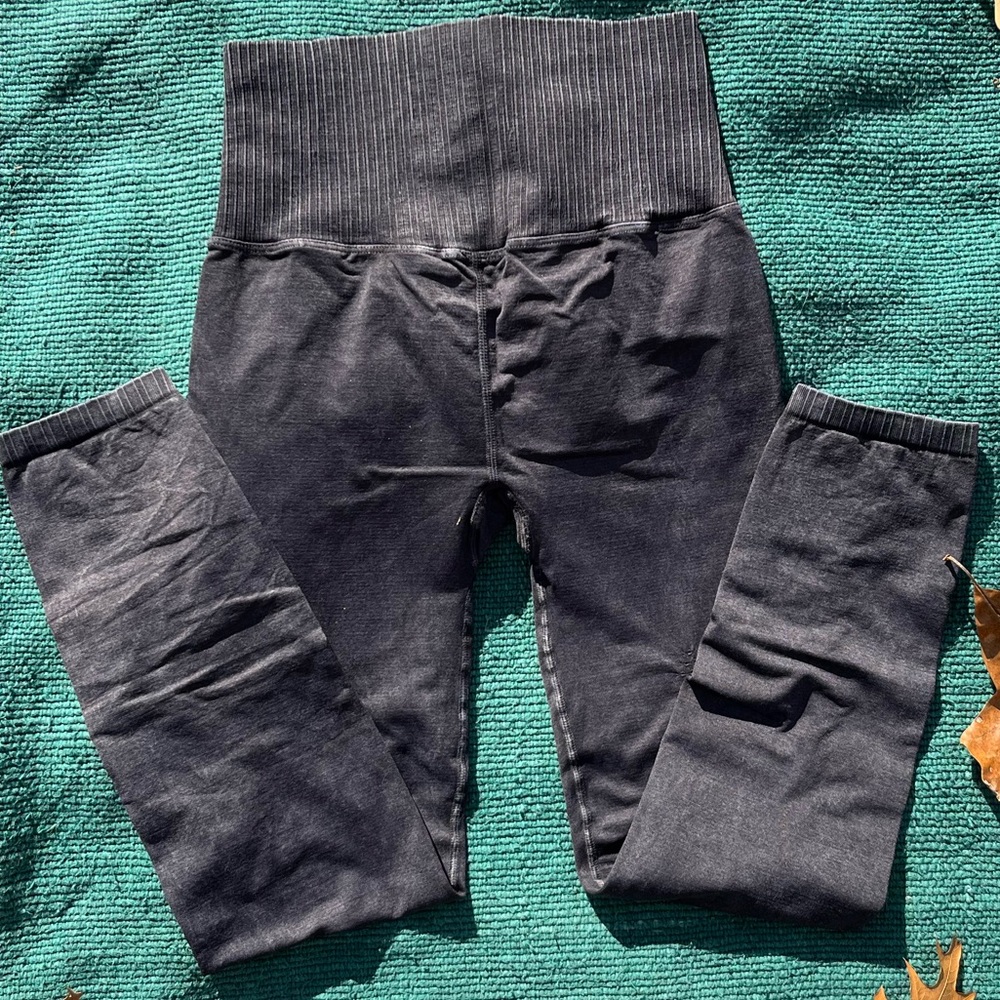 NWOT $70 Free People Good Karma 7/8 Leggings in Washed Black - Picture 7 of 10